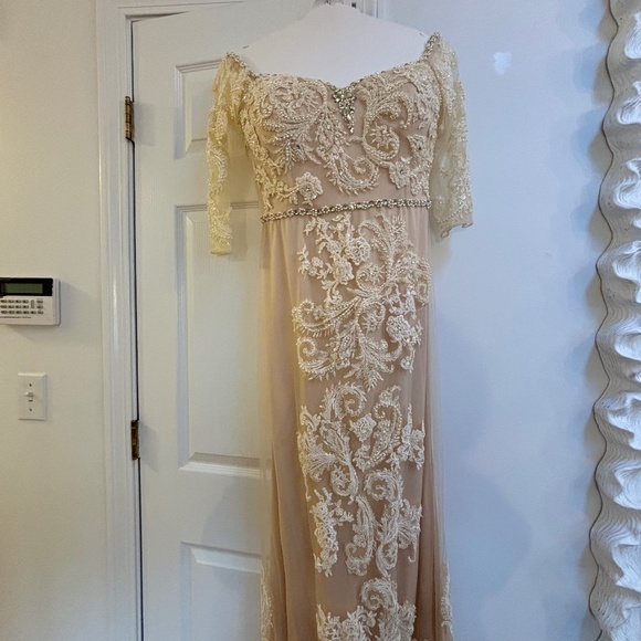Gown - Picture 1 of 5